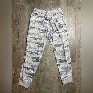 Secret Treasures women’s camo pajama pants size medium